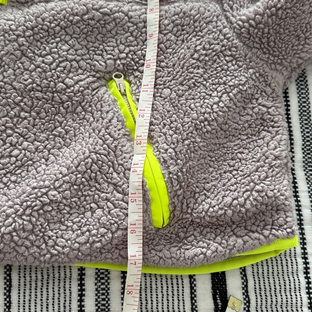 Nike Sherpa 1/4 Zip Women’s Tan and Neon‎ Yellow Fleece Jacket Size Medium